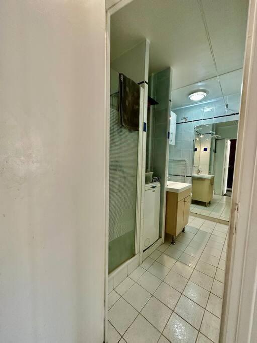 Apartment 10 Canal, Studio Au Calme, Piscine Solarium Paris